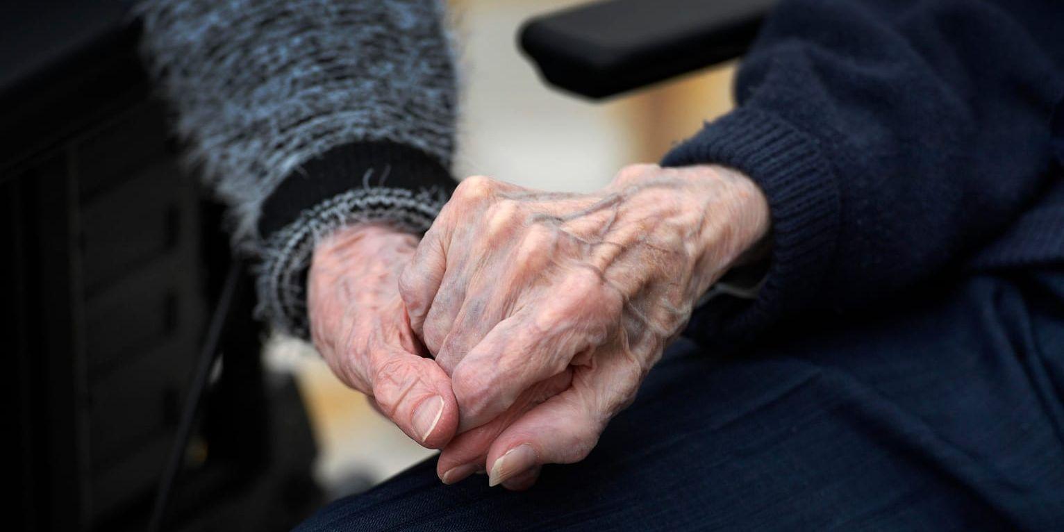 Pensionsmyndigheten vill se att omställningspensionens åldersgräns på 65 år rivs upp. Arkivbild.