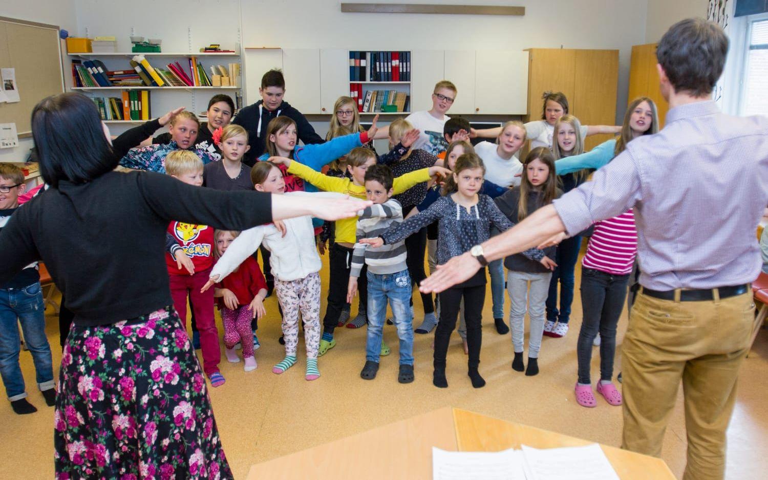 Flygande barnkör. Första repetitionen med Hasslövs bygdeskola. Bild: Jonatan Gernes
