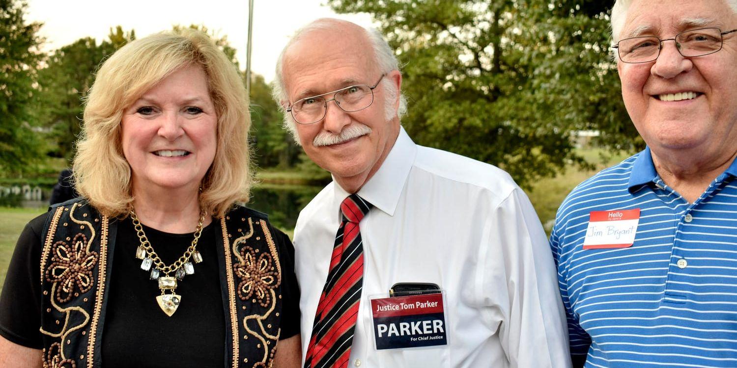 Tom Parker, republikansk chefsdomarkandidat i Alabama, tillsammans med Sallie Bryant som är ordförande i det lokala republikanska partiet i länet Jefferson County och hennes man Jim Bryant på en kampanjtillställning i Birmingham.