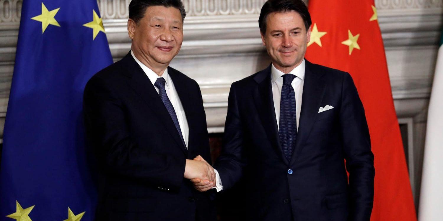 Kinas president Xi Jinping skakar hand med Italiens premiärminister Giuseppe Conte sedan en rad samarbetsavtal undertecknats i Rom på lördagen.