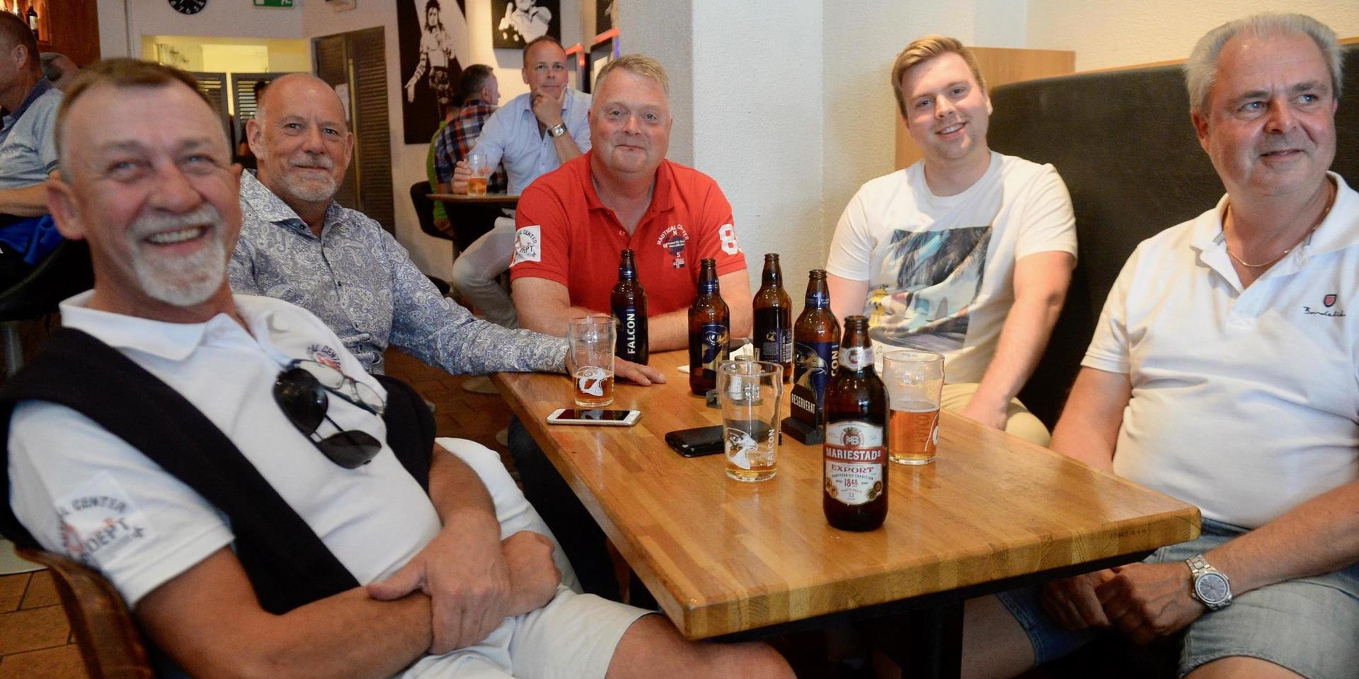 Dick Fogelström, Tommy Thorbjörnsson, Jimmy Andersson, Simon Andersson och Lars Brissman tar varsin öl innan HBK:s premiär drar igång.
