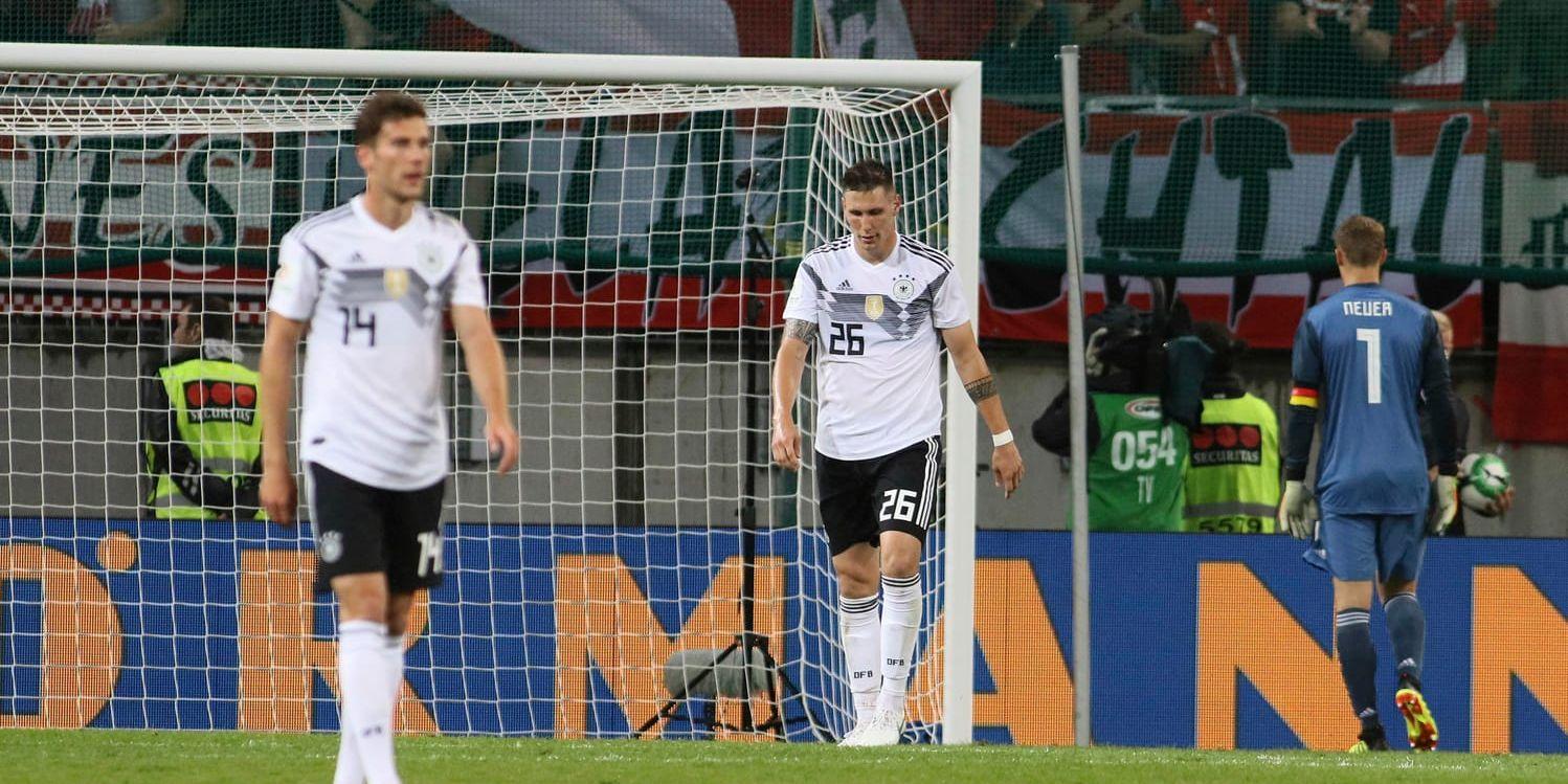 Tyska spelare hänger med huvudet efter Österrikes andra mål.