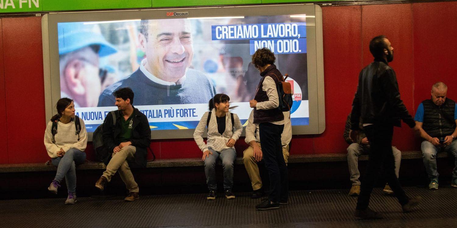 "Vi skapar jobb, inte hat", skriver partiet PD på reklamkampanjerna i Italien. Men det är invandringskritiska Lega som väntas bli det största partiet.