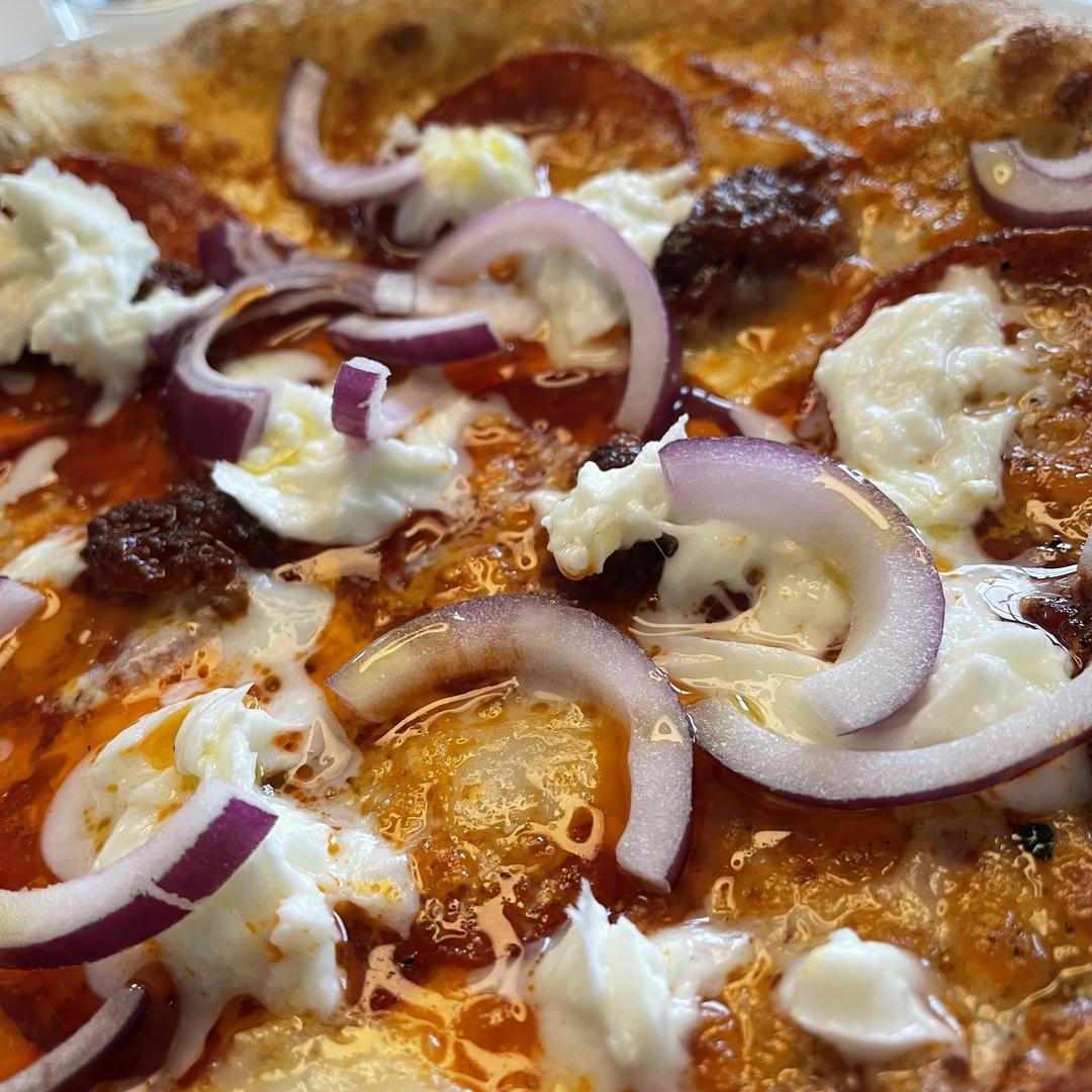 En korvpizza i all enkelhet. Salsiccia, nduja, vitlöksolja, buffelmozzarella och röd lök. Bild: Petter Warnholtz