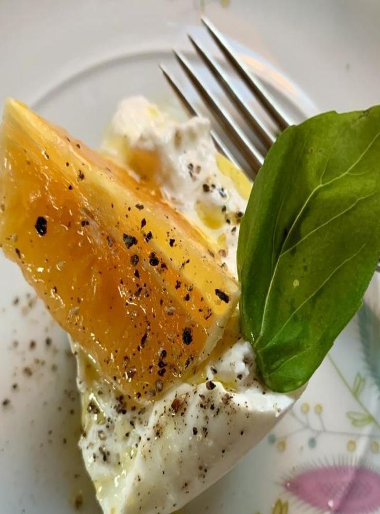 Smaka på burrata, solmogen apelsin, god pepprig olivolja, nymald svartpeppar och en nypa flingsalt. Bild: Pernilla Lewander 