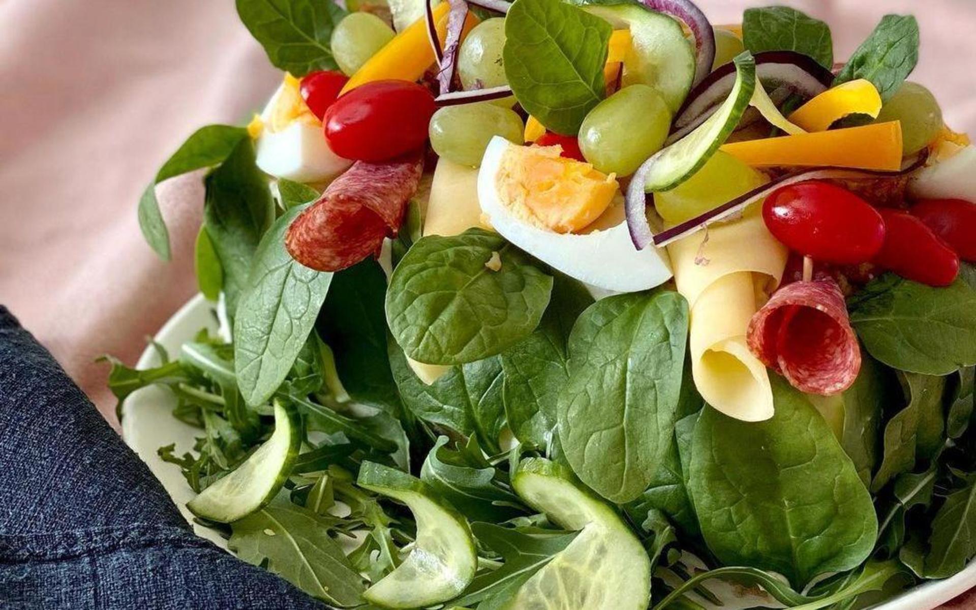 Vegetarisk smörgåstårta... eller halvvegetarisk med extra mycket grönsaker. Instagram: delidesanja