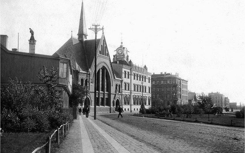 Telefonstationen flyttades 1903 till Riksbankshuset i hörnet Viktoriagatan–Strandgatan (huset med klockan på taket).