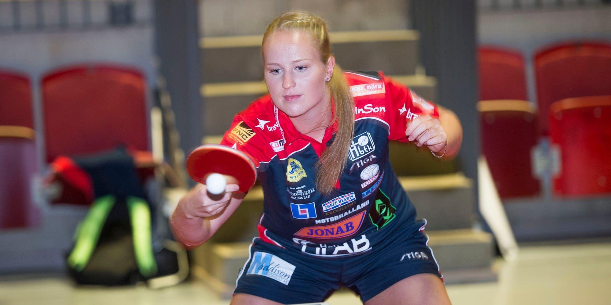 I stöten. Halmstad BTK:s Tilda Johansson vann en final och förlorade en i Värendsspelen. På lördagen är det nystart i Pingisligan mot Åsa.