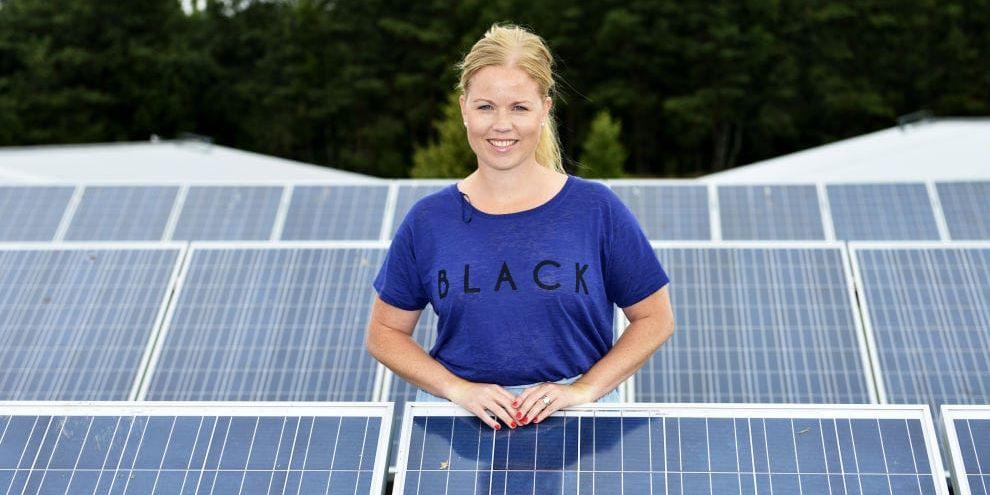 Lysande elev. Kundchef Anna Albinsson besöker taket på sin gamla gymnasieskola. 440 kvadratmeter med solceller på Sannarpsgymnasiets yttertak producerar cirka 44.000 kilowattimmar el per år och anläggningen är bland de 20 största i Sverige.