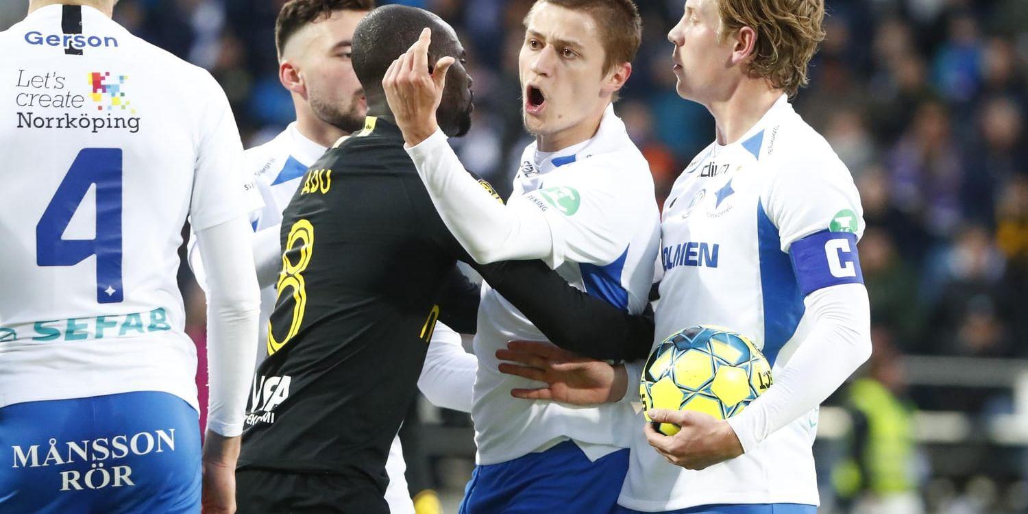 En frisk Simon Thern (i mitten) var en frisk injektion i IFK Norrköping. Hemmalaget fick dock nöja sig med 0–0 i toppmötet med AIK.
