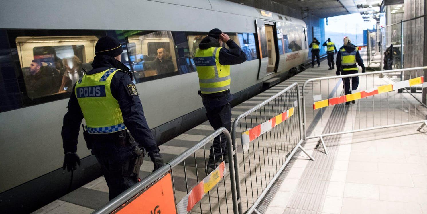 Polis och passkontrollanter på station Hyllie utanför Malmö. Arkivbild.
