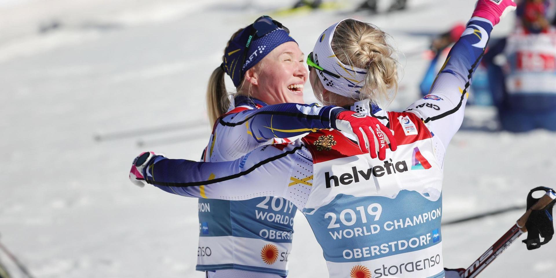 Jonna Sundling och Maja Dahlqvist omfamnar varandra i en guldkram.