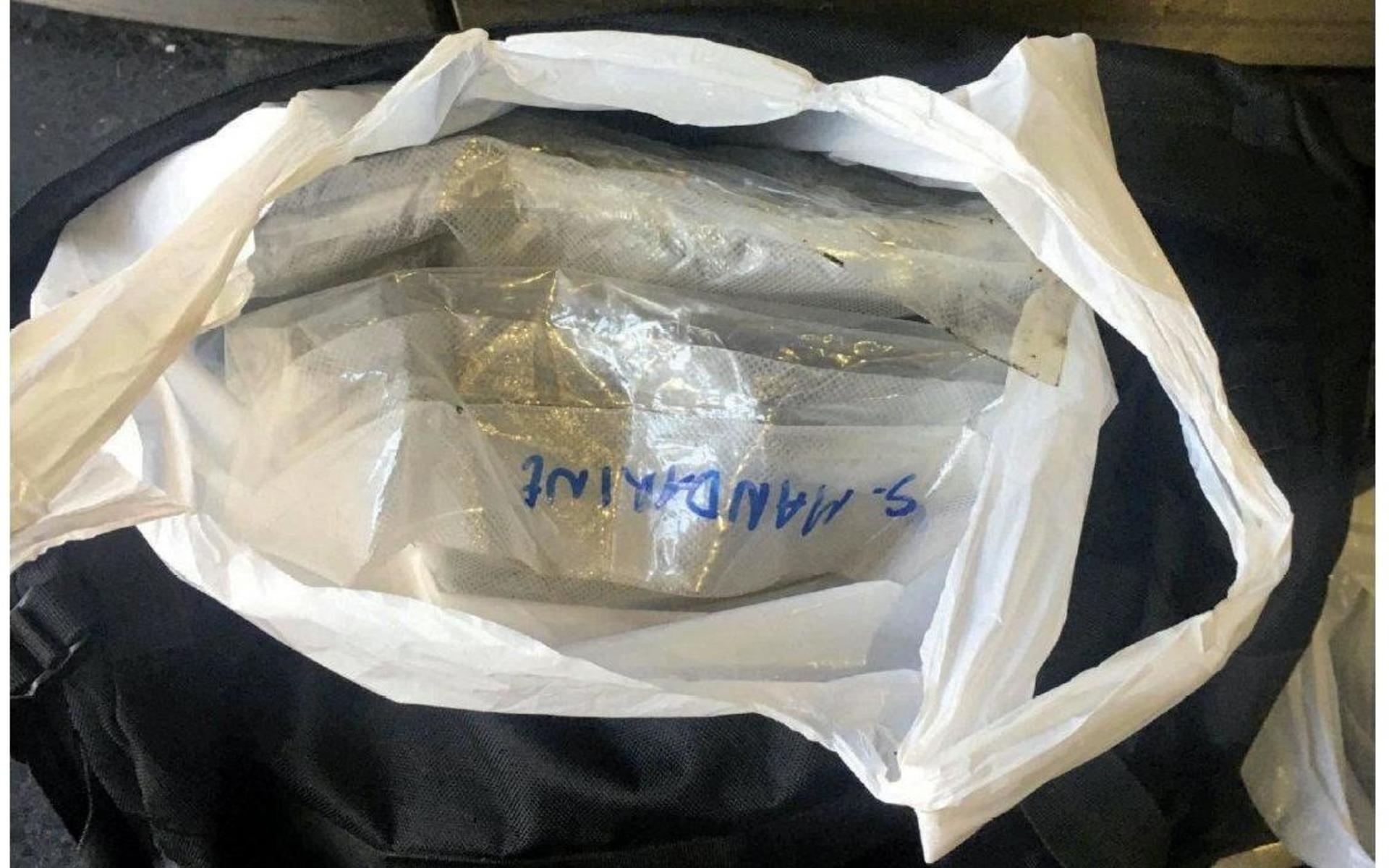 En man från Umeå hade ett kilo marijuana i en plastpåse när han greps. Polisen stoppade honom på stationen i Stockholm, när han skulle åka tillbaka hem efter knarkköpet. Spanare såg narkotikaaffären göras upp i närheten av en pendelstation.