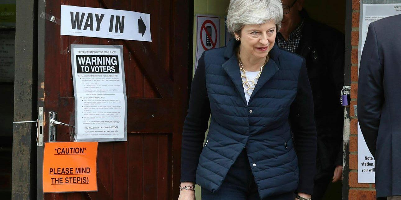 Storbritanniens premiärminister Theresa May efter att ha röstat i lokalvalen i sin egen hemkommun utanför London.