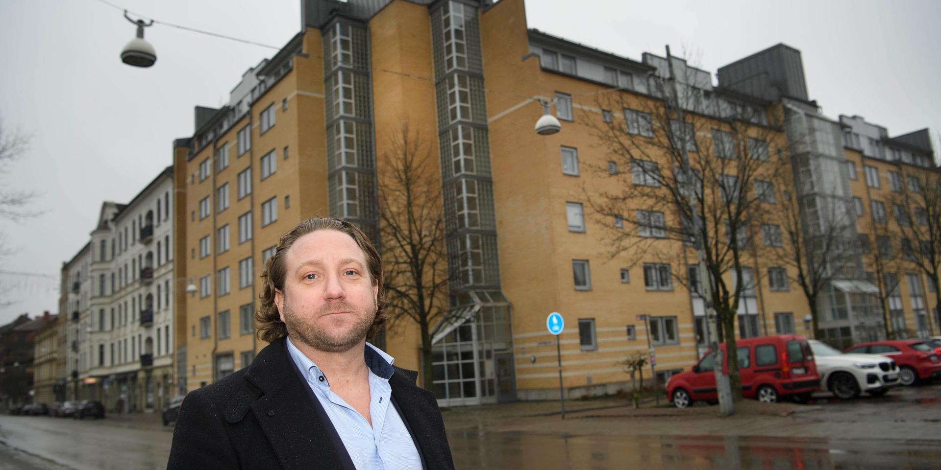 Patrik Rosén lyckades i vinter inte få igenom en ombildning av HFAB:s lägenheter här på Norra vägen. I Rågsved blev det däremot bostadsrätter när han fixade fram sju bulvaner från Halmstad som röstade ja.