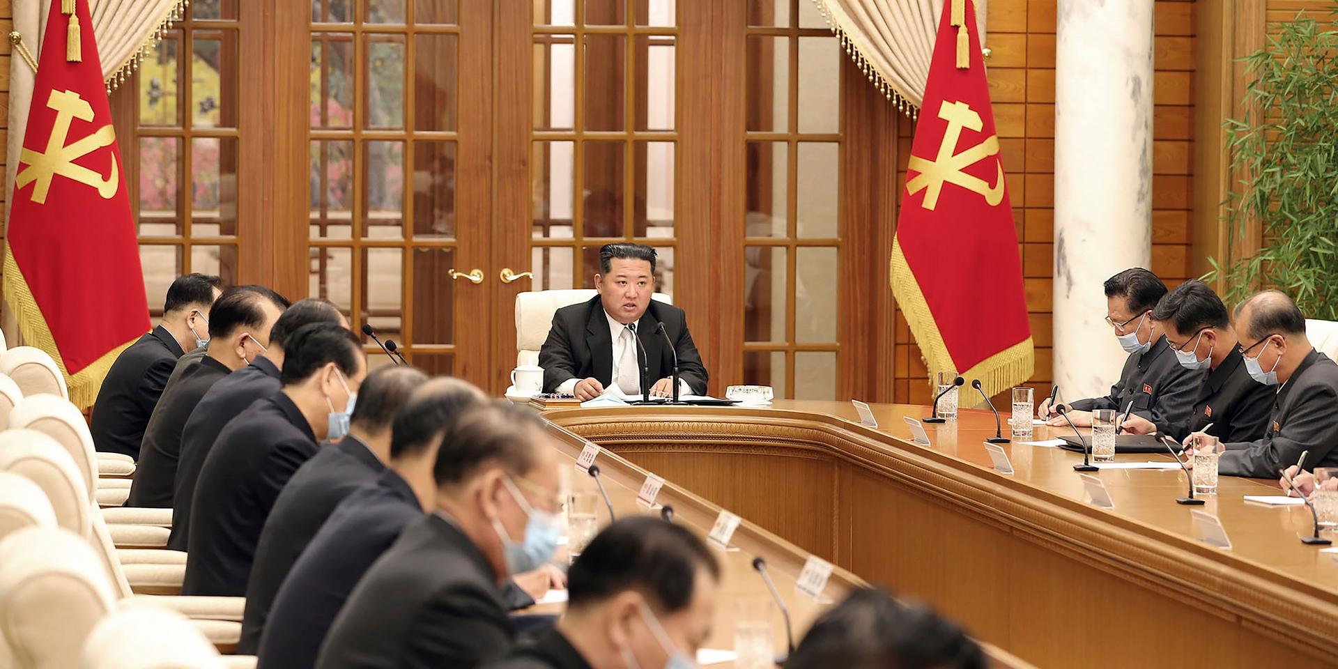 Nordkoreas ledare Kim Jong-Un under ett möte med det styrande kommunistpartiets centralkommitté i torsdags. Bild tillhandahållen av Nordkoreas kommunistparti.