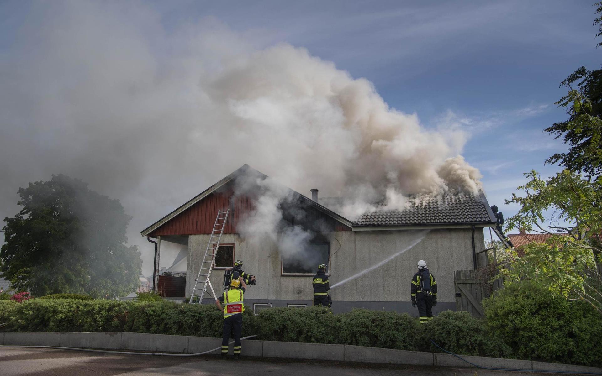 Räddningstjänsten larmades om brand i en villa på Kärleken under måndagseftermiddagen.