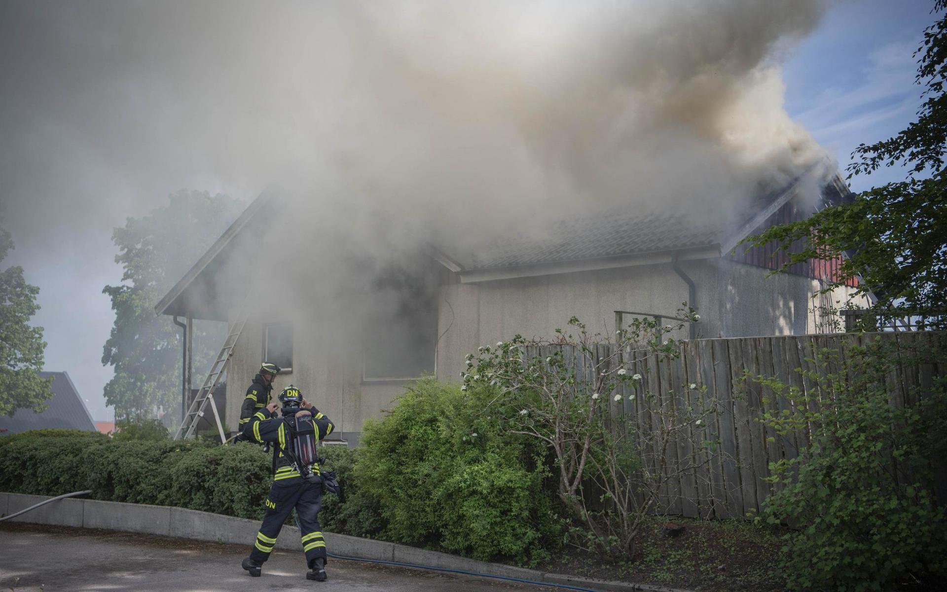 Flera grannar larmade räddningstjänsten om branden i villan.