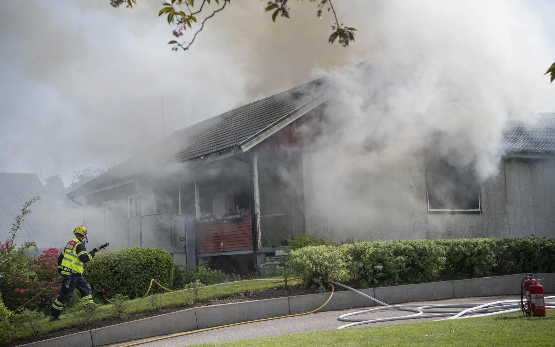 Två personer bor i huset som brann, varav en var hemma när branden bröt ut men kunde ta sig ut.