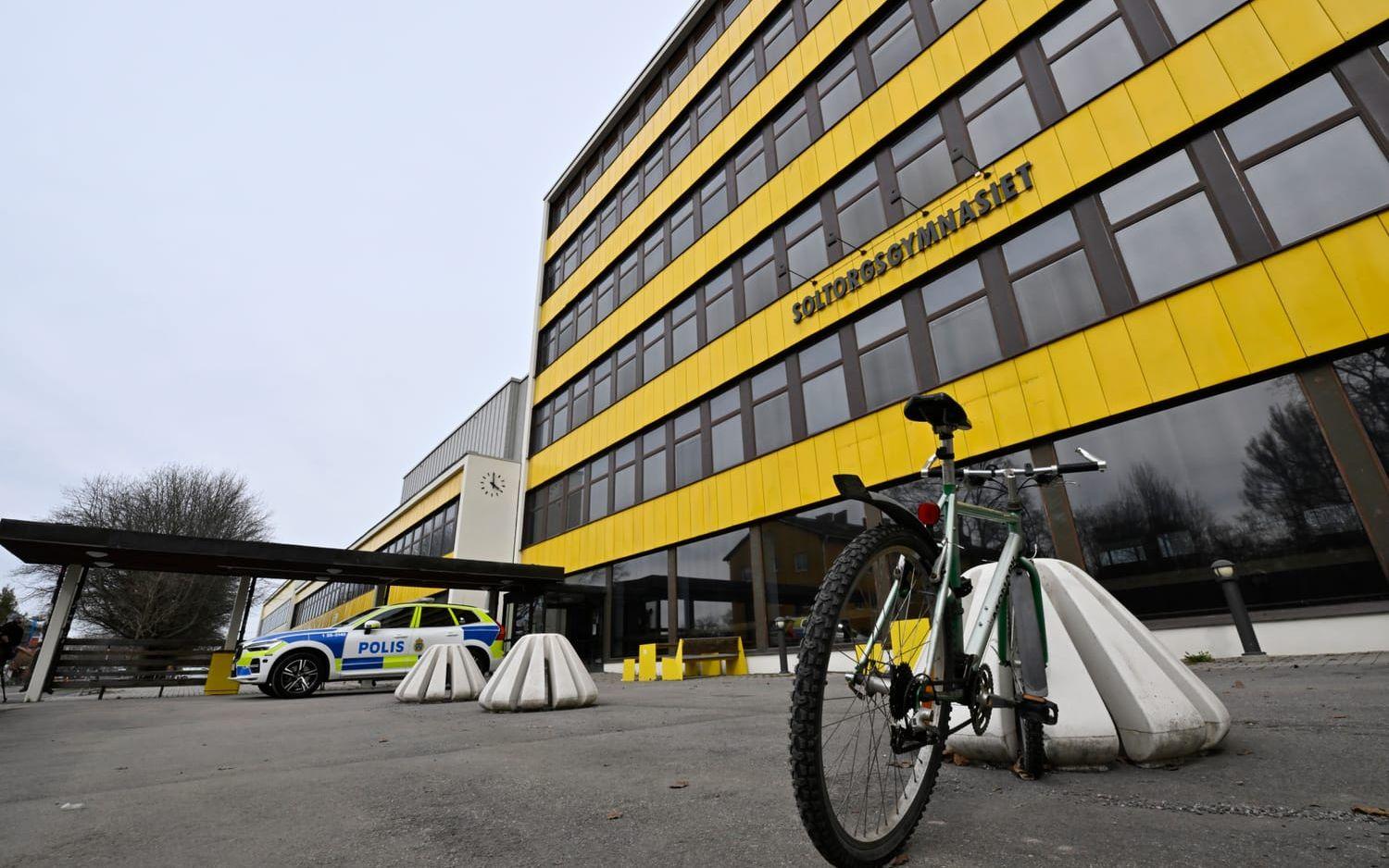 Soltorgsgymnasiet i Borlänge är en av cirka 20 skolor som hålls stängda under dagen efter ett potentiellt hot om våld. 