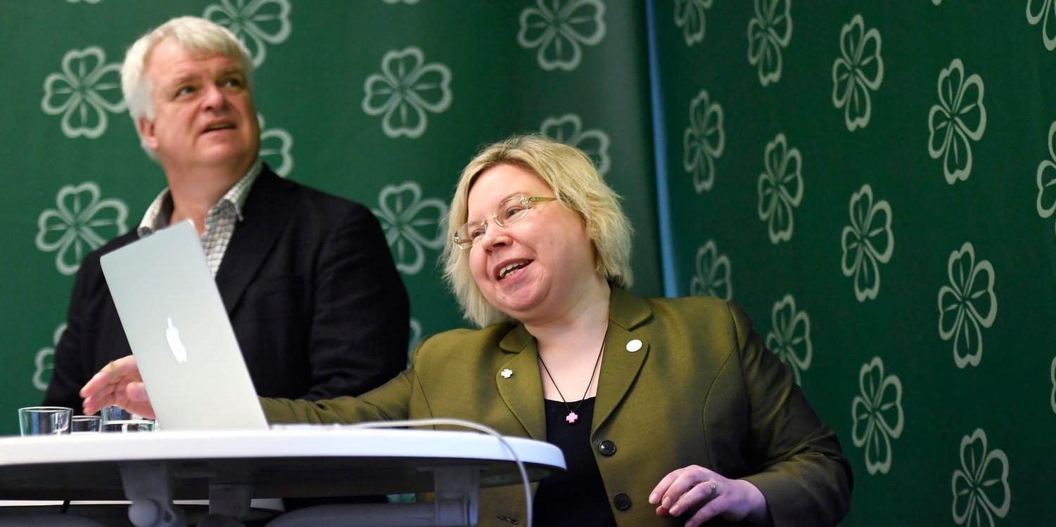 Centerpartiets partisekreterare Michael Arthursson och Linda Ylivainio, ordförande för analysgruppens arbete, presenterar partiets valanalys för riksdagsvalet 2018.