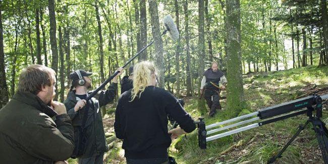 Film av rollspel. Fredrik Engelhag (till vänster) regisserar och Sara Sivesson filmar en scen med Jerker Fahlström i de magiska Kvibilleskogarna. Scenen ska sälja in idén om att göra en långfilm av det klassiska rollspelet ”Drakar och demoner”.
