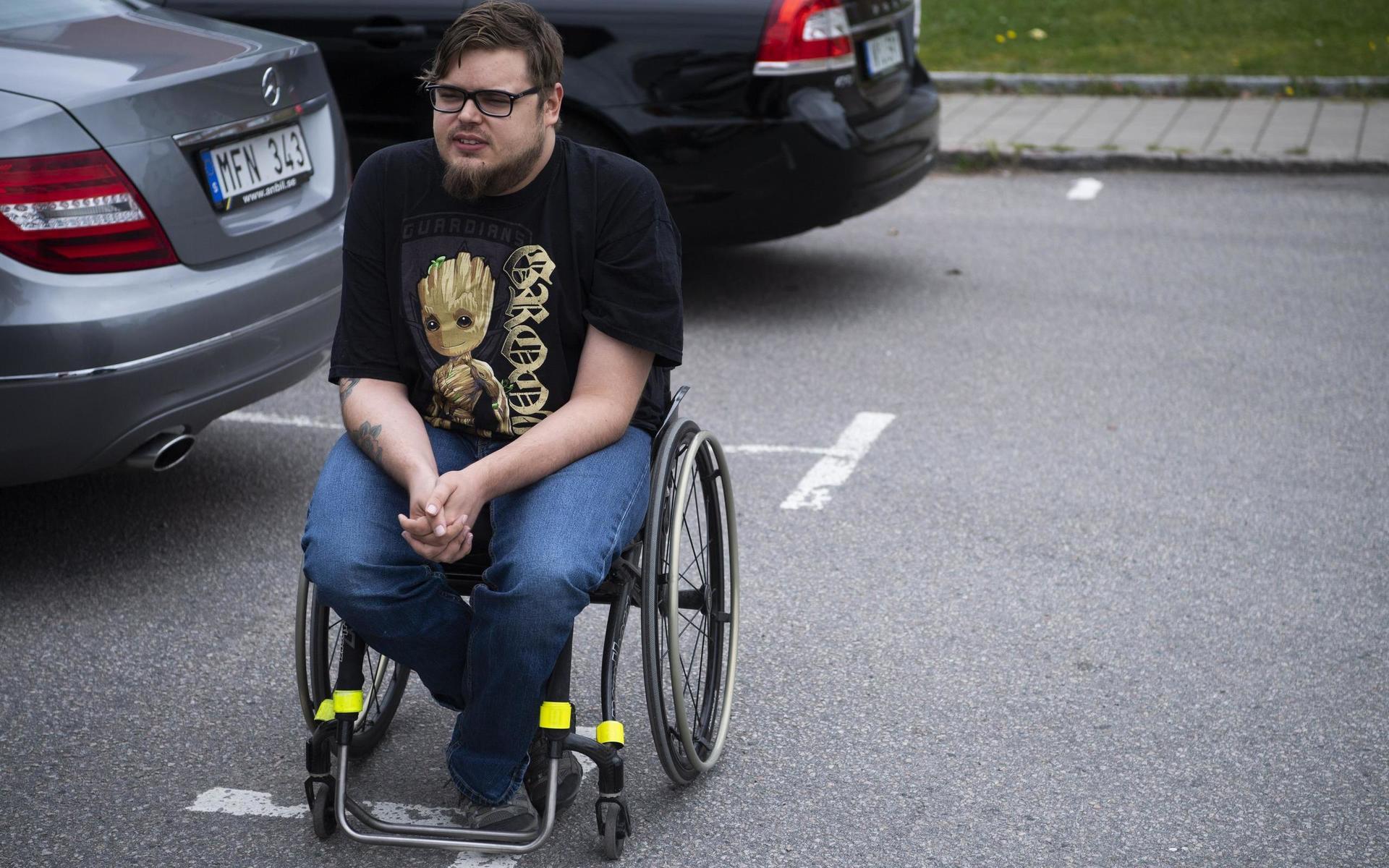 Mattias LeJeune är rullstolsburen. Sedan hissen i hans lägenhetshus gick sönder så kan han inte komma hem.