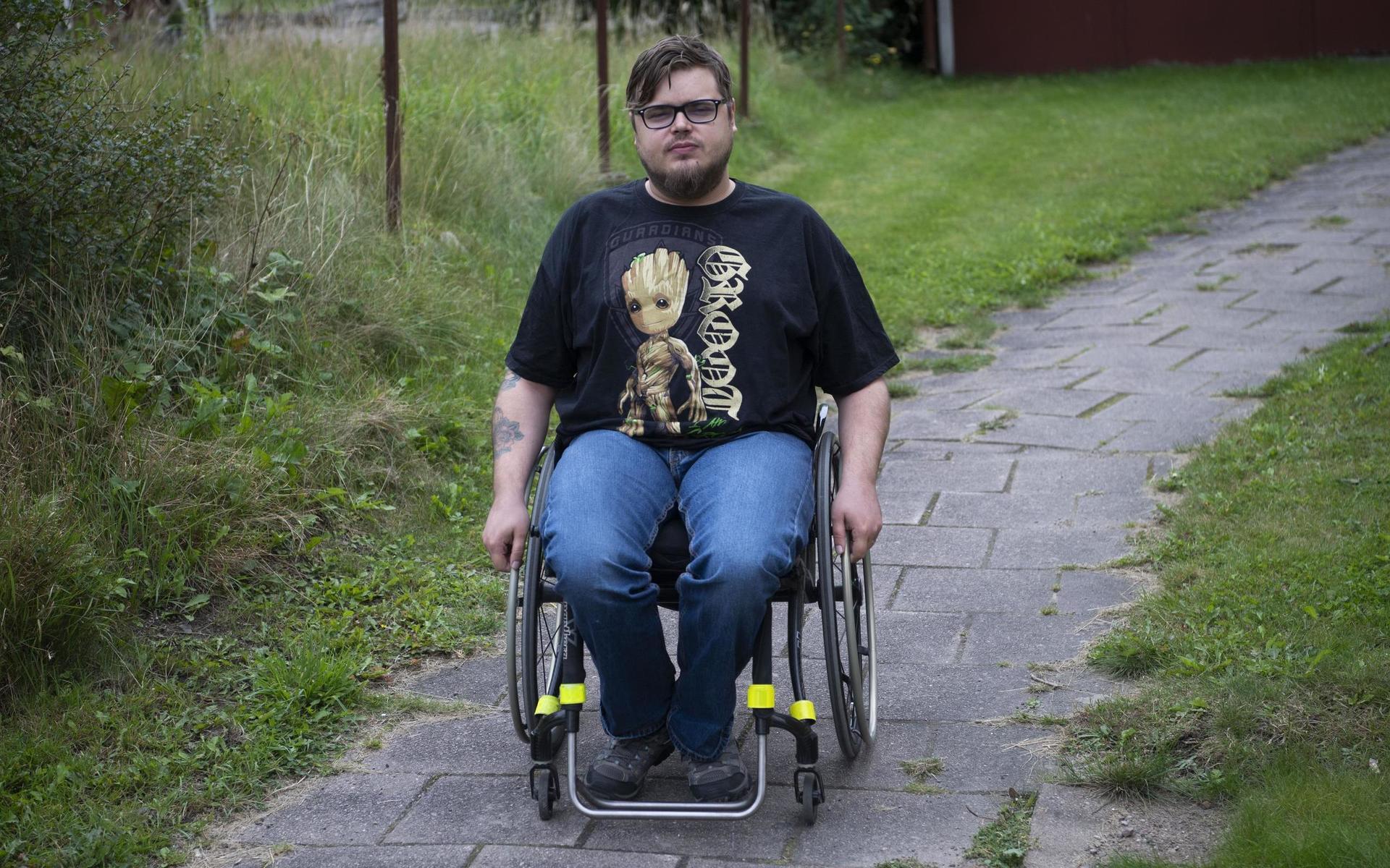 Mattias har bott hemma hos sin mamma i Oskarström sedan hissen gick sönder i måndags.