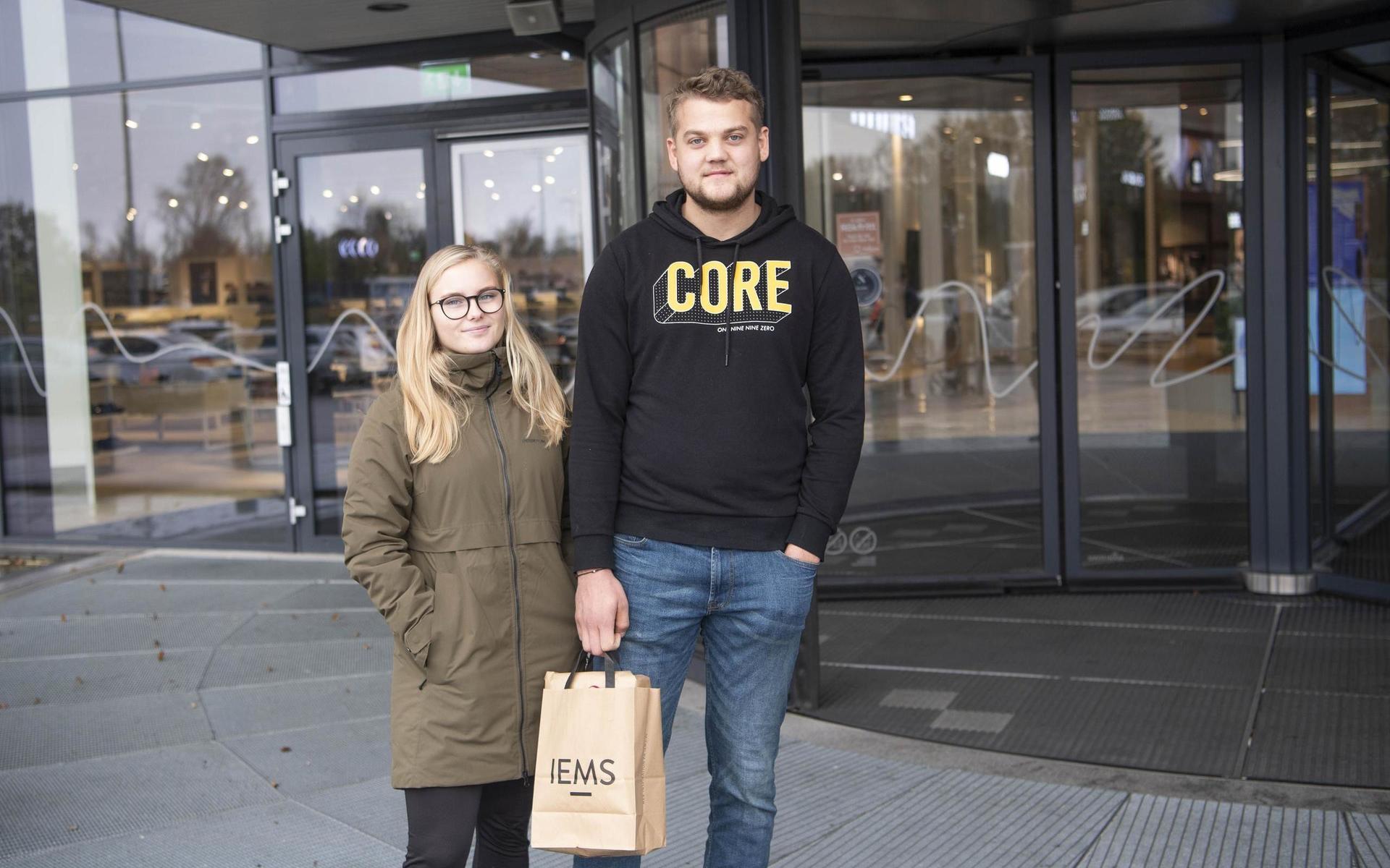 ”Vi behövde köpa en present till min mamma och här var faktiskt inte mycket folk, säger Emeli Nilsson och Johannes Rosqvist, som gjort ett snabbesök på Hallarna.