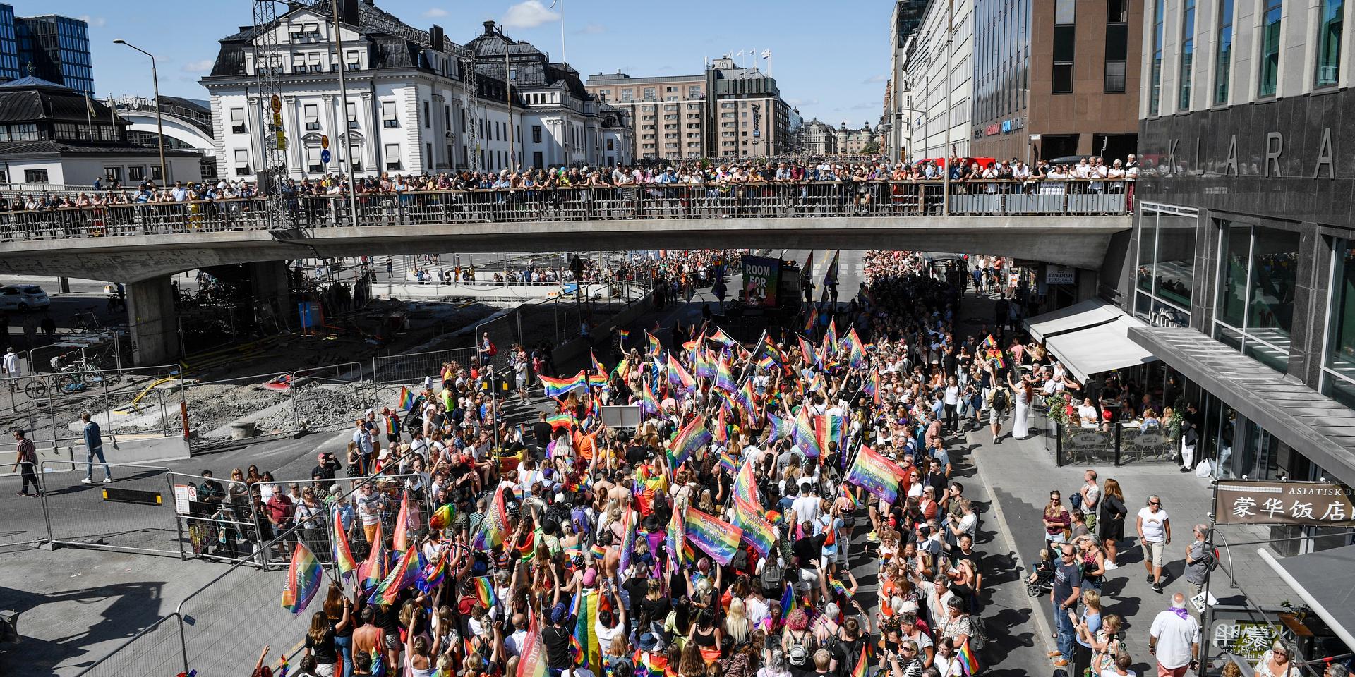 Lördagens prideparad i Stockholm startar vid stadshuset och går genom staden med mål vid Östermalms IP. Bilden togs under tåget 2019.