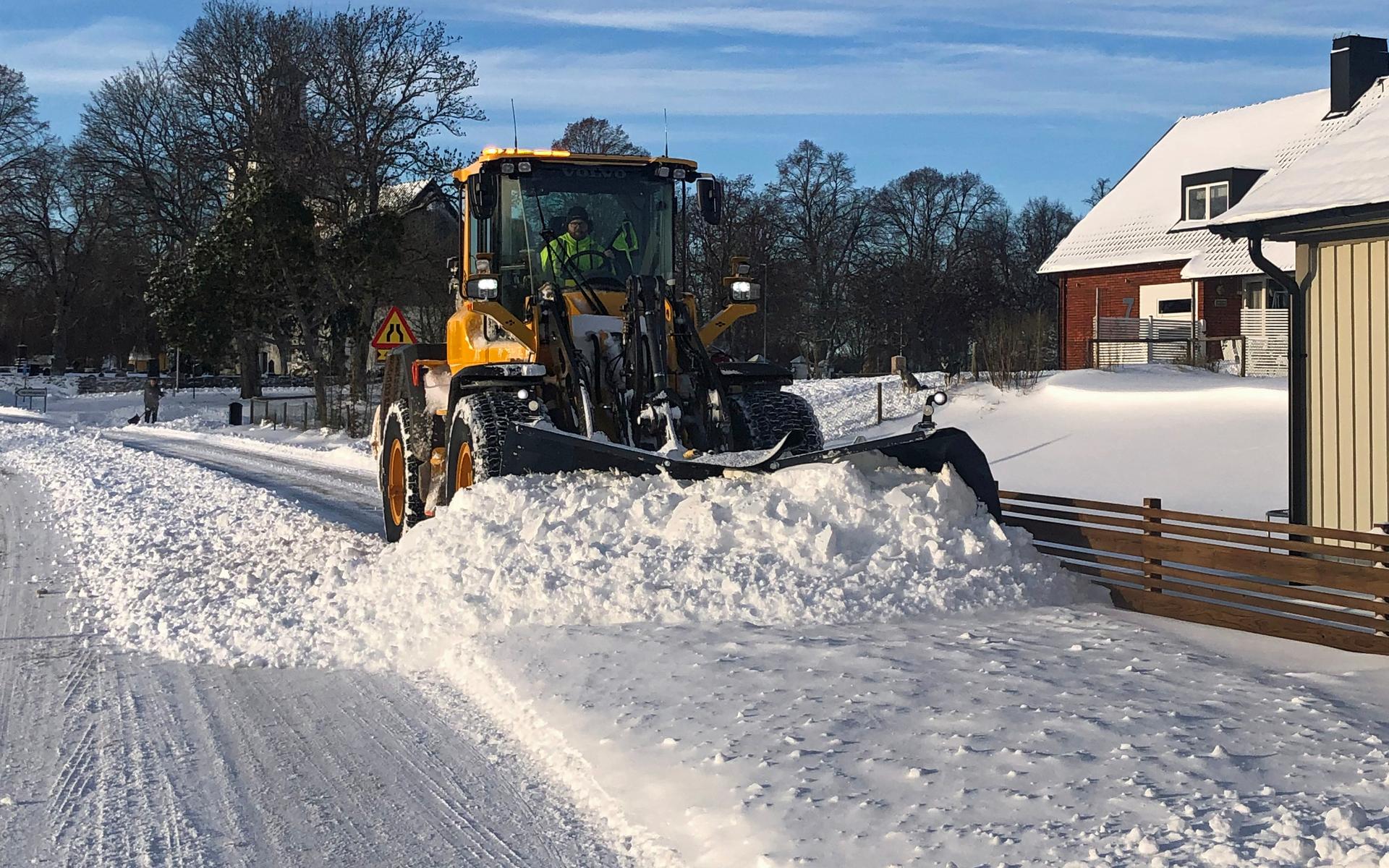 Entreprenören Eddie Holmén plogade snö åt Trafikverket i Unnaryd med omnejd på torsdagen. ”Det har varit mycket snö och drivbildning där det har blåst, men annars har det flutit på bra med plogningen”, säger han