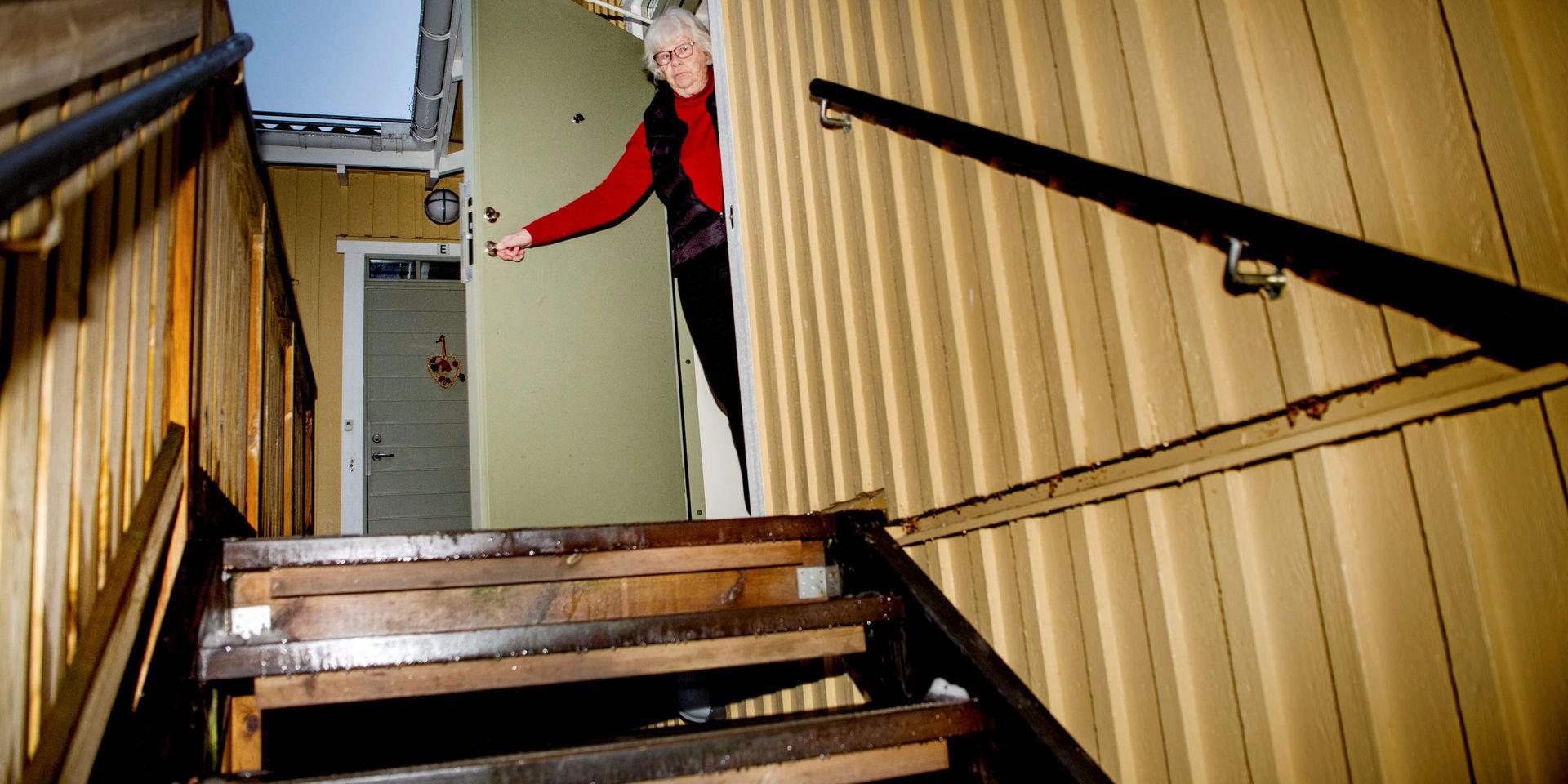 Ulla Meijel bor en trappa upp där det saknas hiss, så hon befarar att hon längre fram behöver en lägenhet i markplan. Chansen att få en sådan genom HFAB:s kö har plötsligt minskat markant eftersom hon precis blivit av med 13 års köpoäng.