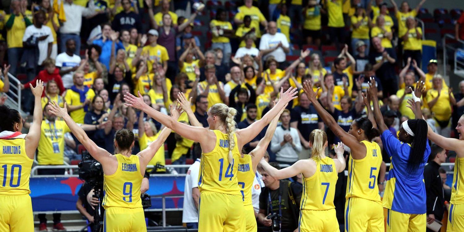Svenska laget tackar den ditresta svenska klacken efter matchen mellan Sverige och Montenegro.