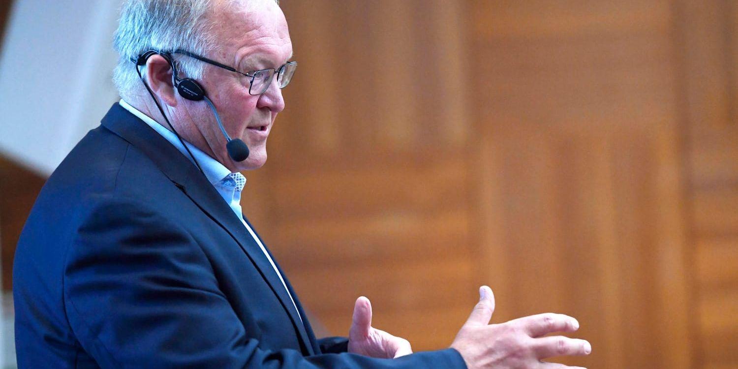 Den tidigare statsministern Göran Persson (S) lyfts fram som en typiskt manlig politiker som skriver mer om politiken och mindre om privatlivet och känslorna i sin självbiografi "Min väg, mina val" från 2007.