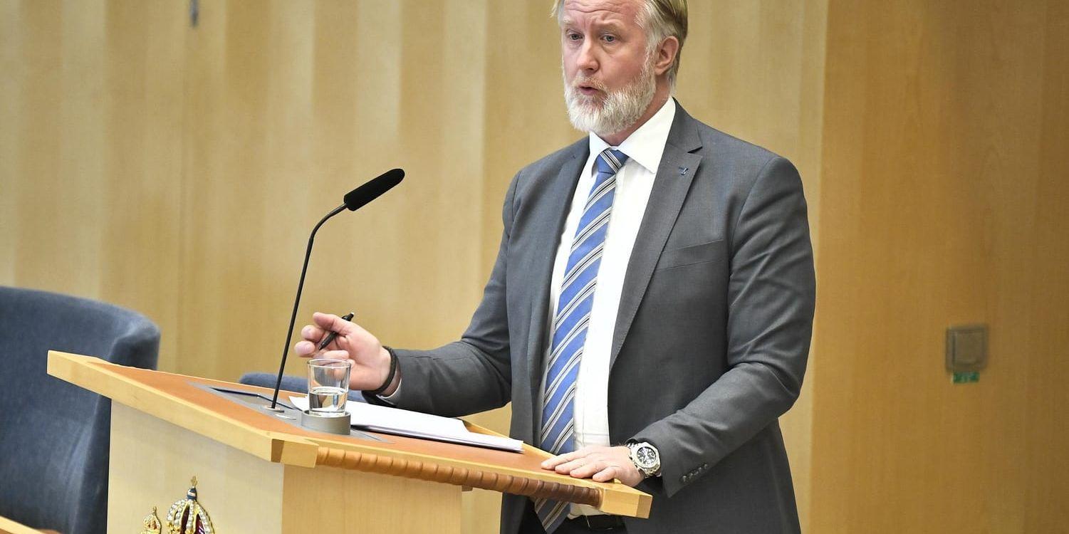 Liberalernas ekonomisk-politiske talesperson, Johan Pehrson, vill att regeringen skjuter till ännu mera pengar i nästa års budget.