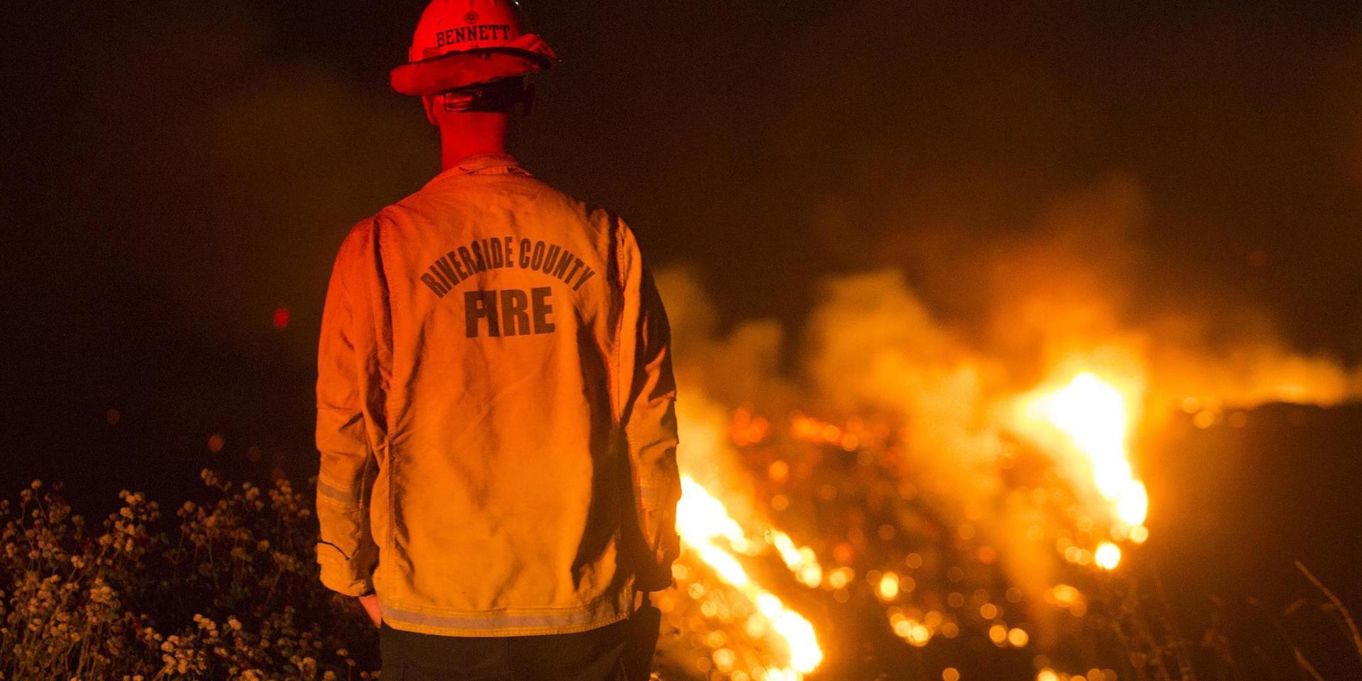 Nära 8 000 personer har evakuerats på grund av en skogsbrand i Kalifornien. 