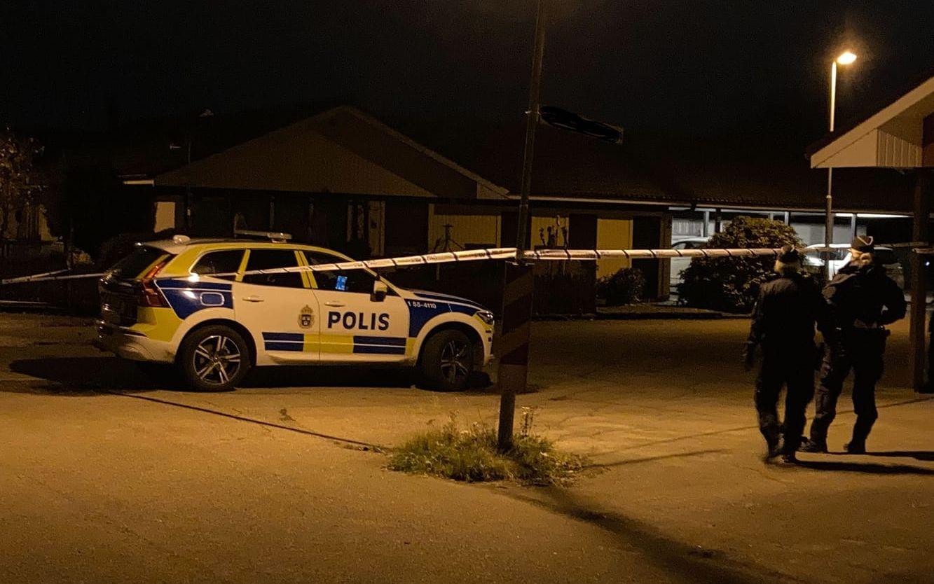 Polisen larmades till ett bostadsområde på Fajans under natten till tisdag efter att en man blivit skjuten i benet.