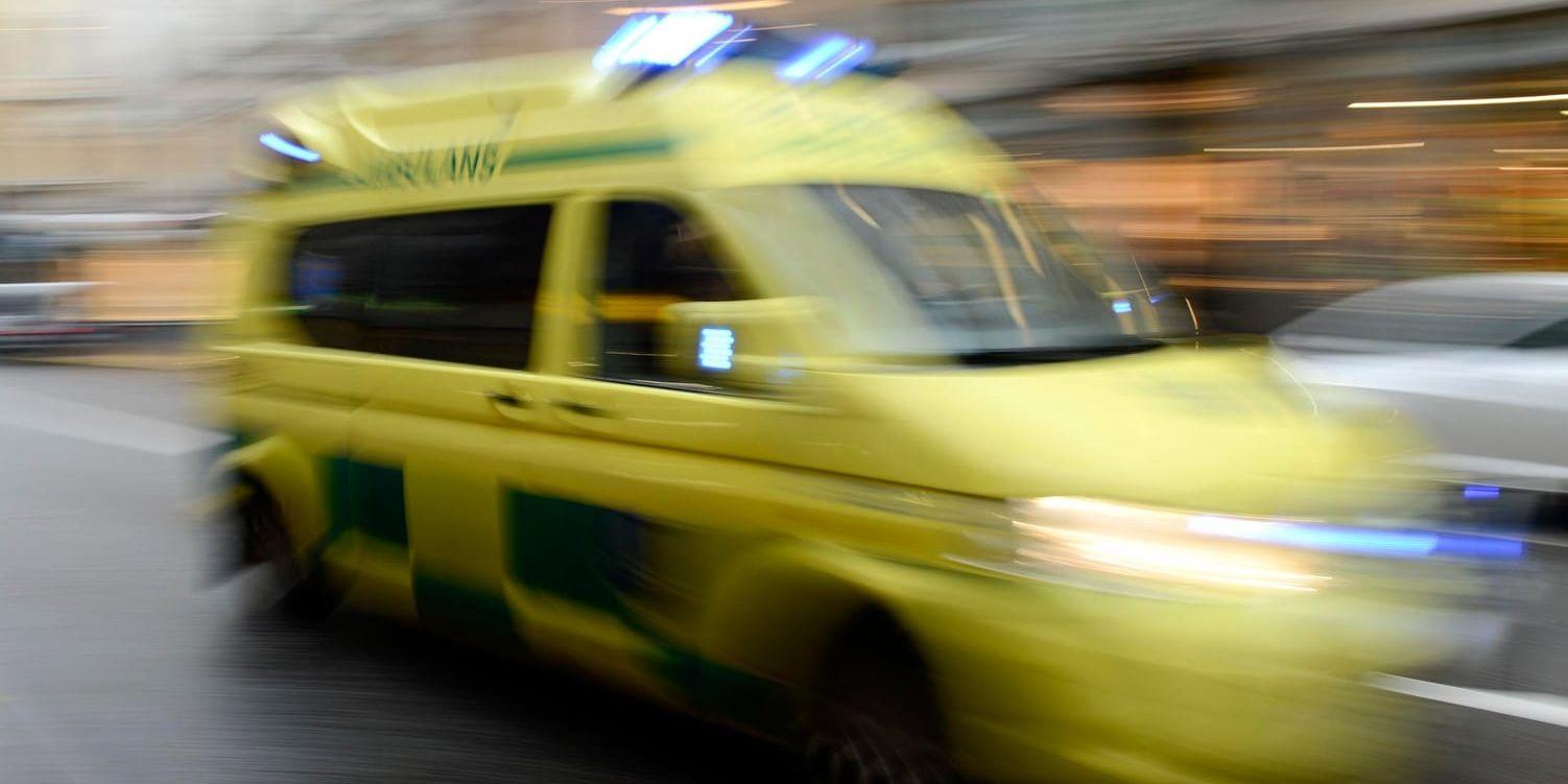 Ambulans har skickats till en skola i Osby för att ta hand om skärrade elever sedan en man gått till attack mot en skolbuss med slägga. Arkivbild.