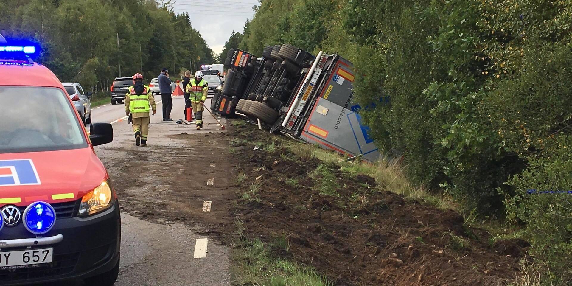 En lastbil har kört av vägen i närheten av Våxtorp.