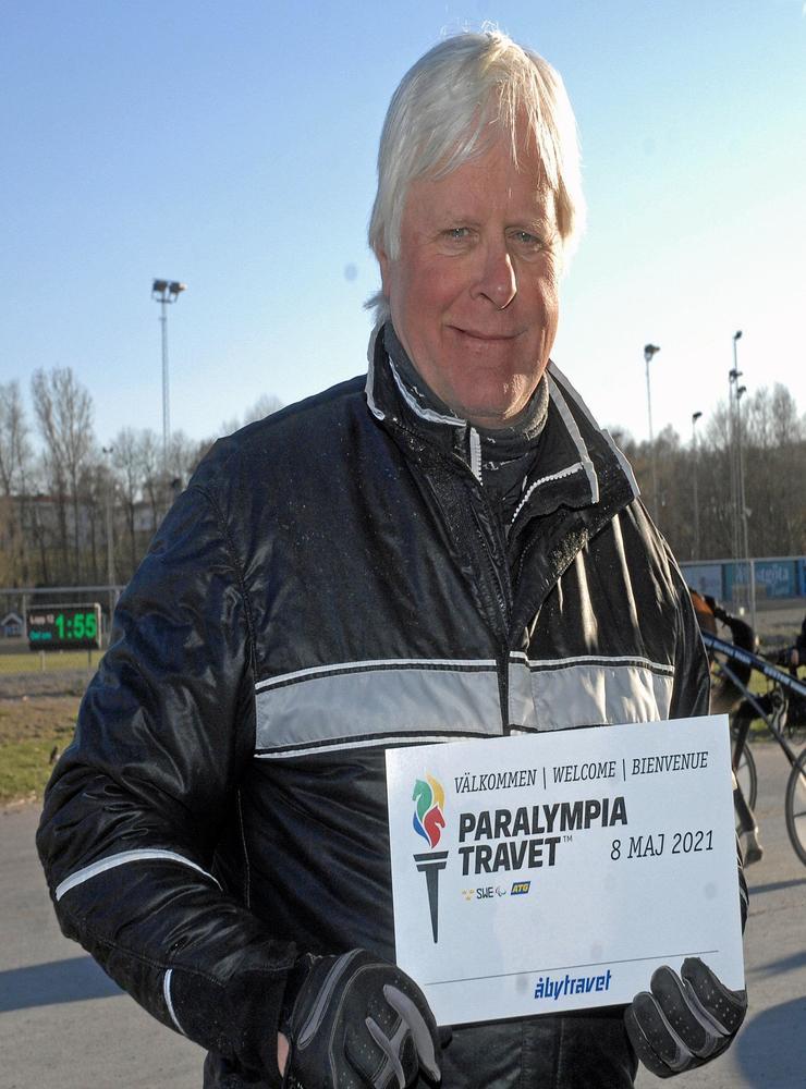 Jerry Riordan med biljetten i handen som förkunnar att han och Aetso Kronos är en av finalisterna i Paralympiatravet på Åby.