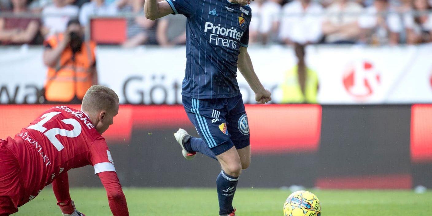 Jonathan Ring rundar Göteborgs målvakt Pontus Dahlberg och gör 3-0 för Djurgården på Gamla Ullevi.