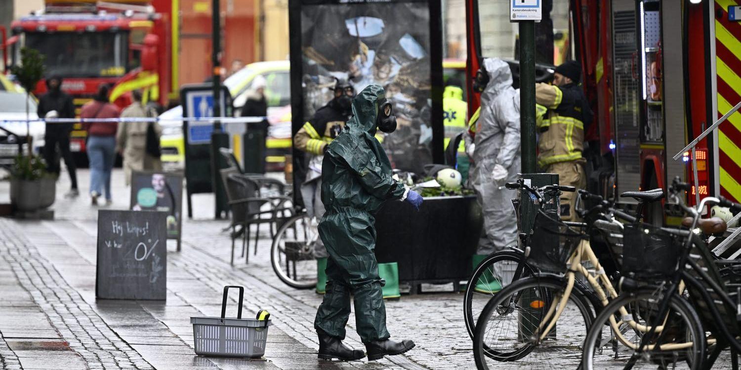 Polis, bombtekniker och räddningstjänst på plats vid länsstyrelsen i centrala Malmö på torsdagen. Ett brev med vitt pulver har mottagits.