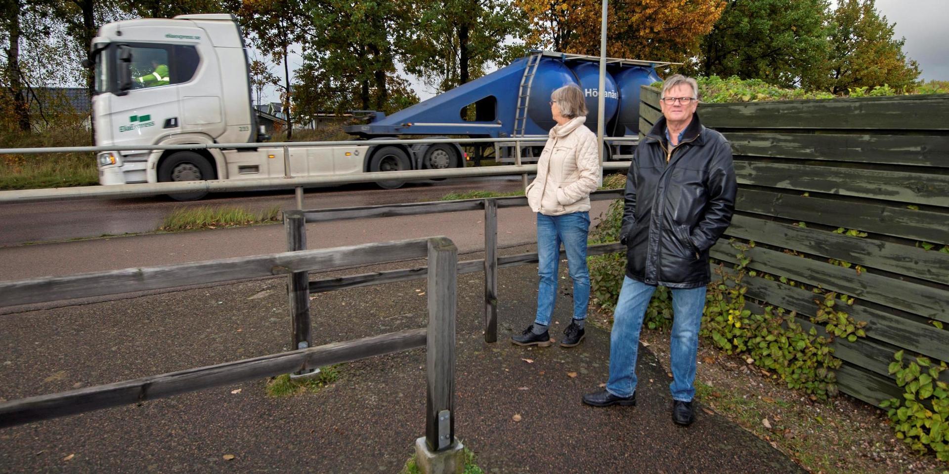 Maria Hilding och Björn Sandvall menar att den täta lastbilstrafiken har blivit ett problem för stugägarna på Östra stranden.