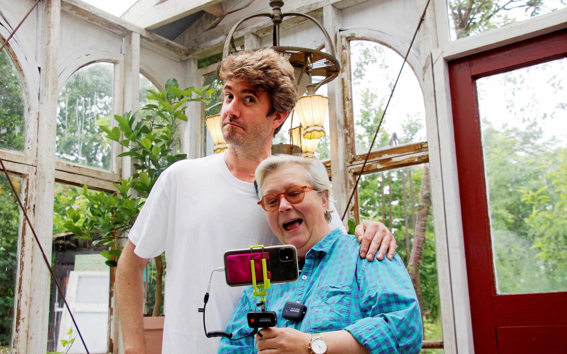 Peter Bengtsson och Maggan Ek har under sommaren drivit ett annat projekt mot isolering, de livesände varje dag från sin trädgård för hundratals tittare. 