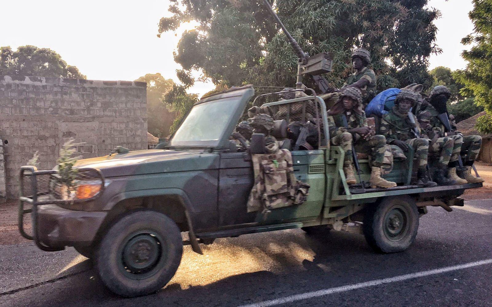 Bild: Sylvain Cherkaoui/TT. Senegalesiska styrkor har korsat Gambias gräns.