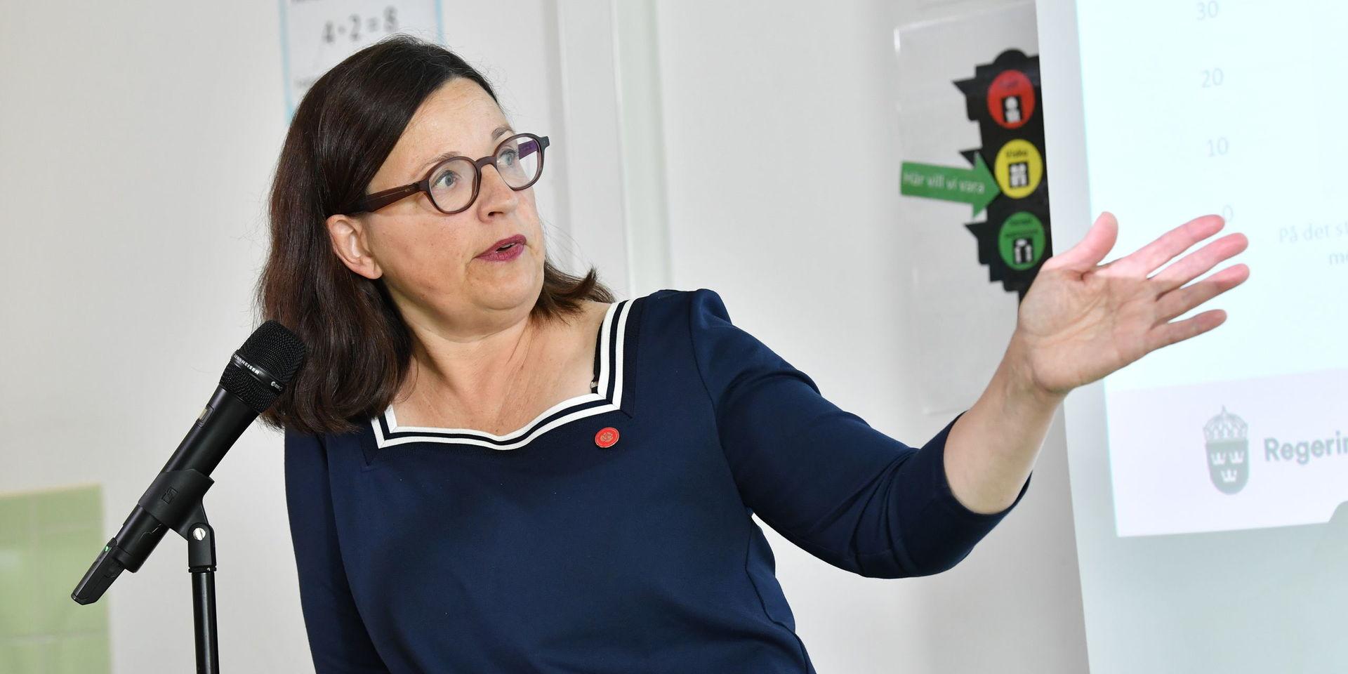 Utbildningsminister Anna Ekström (S) visar vägen för den svenska skolan när hon lättar på kraven på kommunerna.