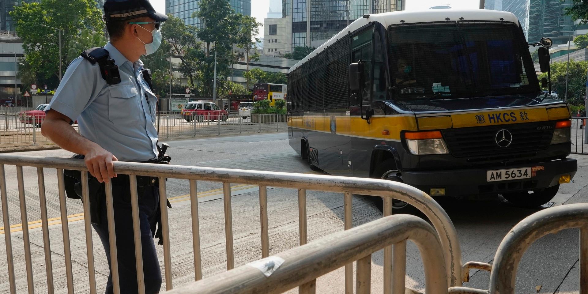 Tong Ying-Kit, i bussen, på väg till rättegången på tisdagen.
