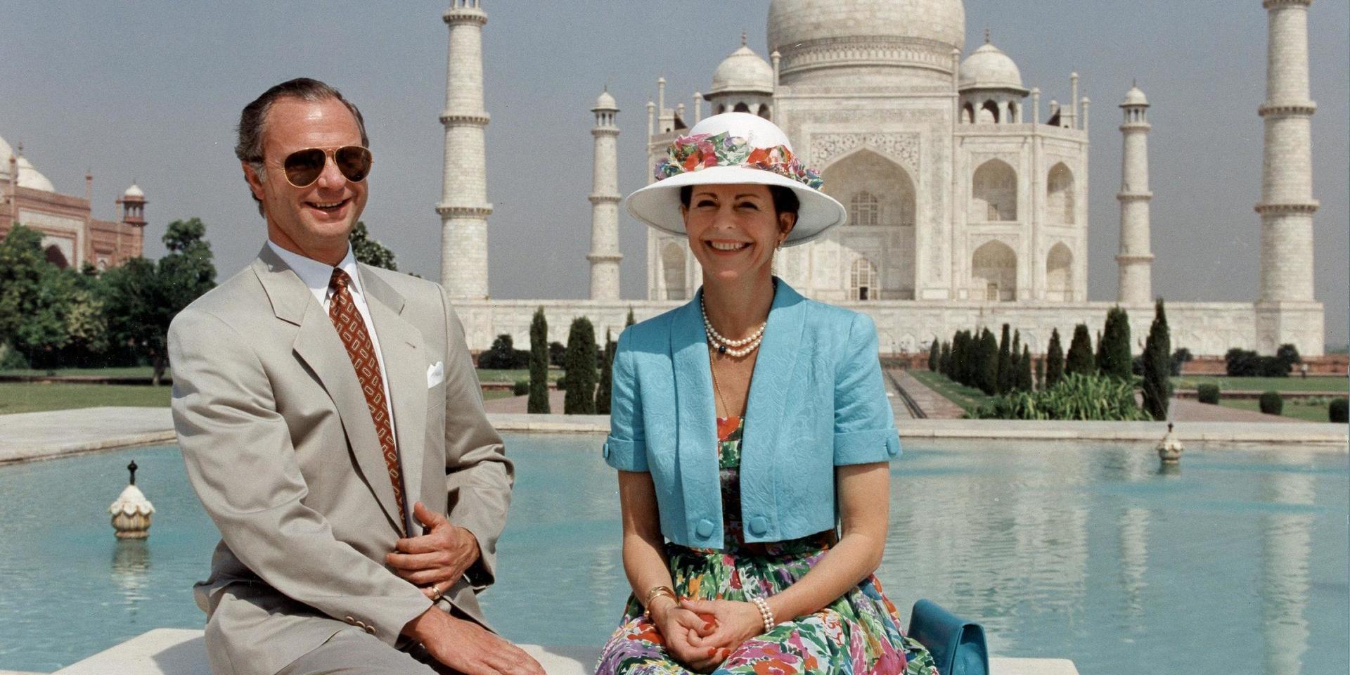 En av kungens viktigaste arbetsuppgifter är statsbesöken. Här besöker kungen och drottning Silvia mausoleet Taj Mahal i indiska Agra 1993.