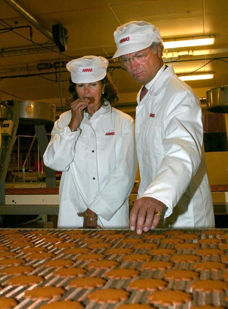 Kungen och drottningen provsmakar Annas pepparkakor på fabriken i Tyresö 2002.