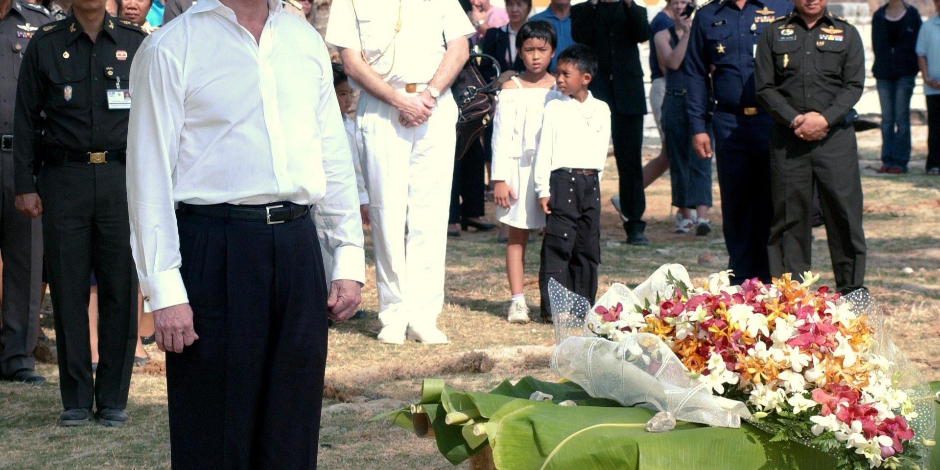 Kungen gjorde flera personliga uttalanden efter tsunamin i Sydostasien 2004, där fler än 500 svenskar miste livet. På bilden deltar kungen i en minnesceremoni på plats utanför Phuket i februari 2005, under ett tre dagar långt statsbesök i landet.